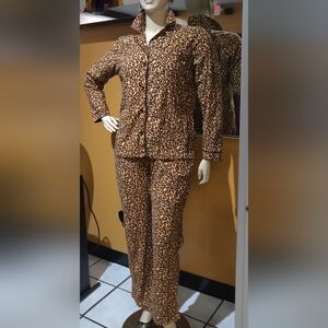 WHITE MARK Ladies Brown Animal Print Lounge Wear Size M 28.5 Inseam